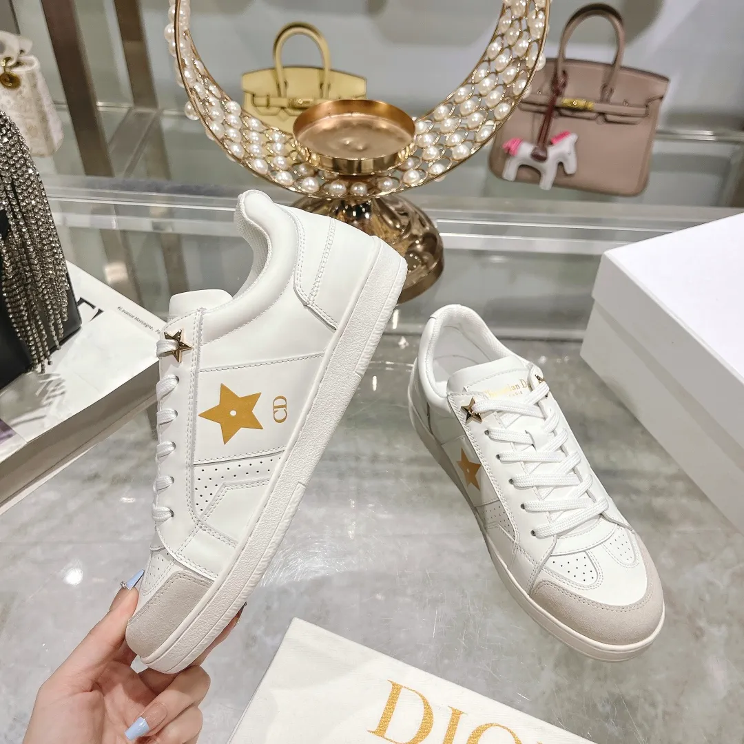 👟👟Ex-factory price 560👟👟Dior2024 new white shoes, Dior Dior Star women's sports shoes, very light summer white shoes. The upper is carefully made of imported suede, decorated with tonal suede panels, metal stars decorate the lace eyelets, and breathable mesh inside. The upper is punched and designed not to stuffy the feet. It is equipped with Christian Dior logo and thin soles. The thick sole is suitable for all seasons! Size: 35-41 (40 and 41 are customized and cannot be returned or exchanged)